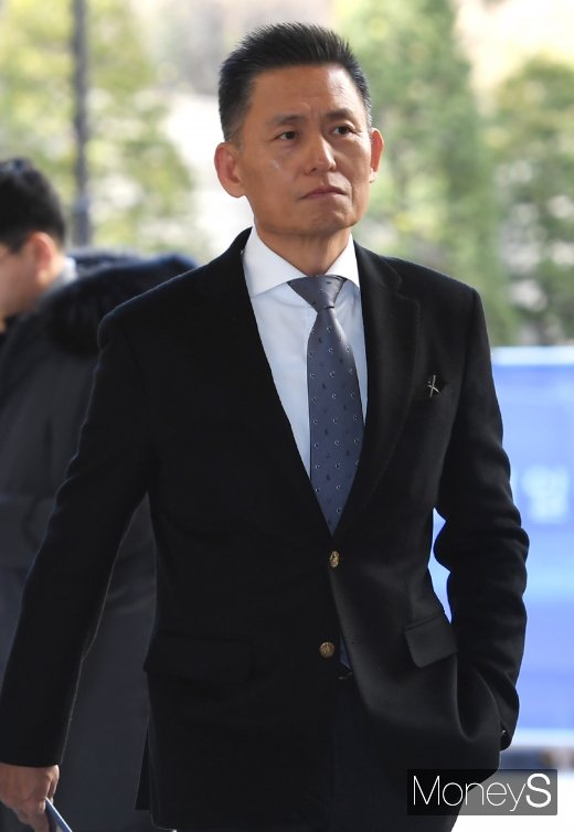 [머니S포토] 파기환송심 법정 향하는 황성수