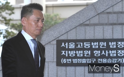 [머니S포토] 법정 향하는 황성수 전 전무