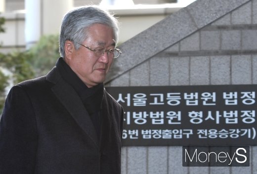 [머니S포토] 미소 보이며 법정 향하는 박상진 전 사장