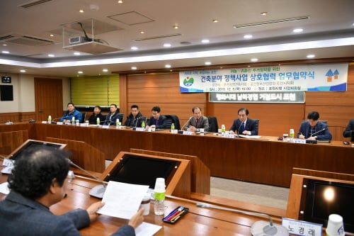 포천시는 포천지역건축사회, 공간정보산업협회 포천시지회와 함께 귀농·귀촌인 주거정착 지원을 위한 건축분야 정책사업 상호협력 업무협약을 체결했다. / 사진제공=포천시