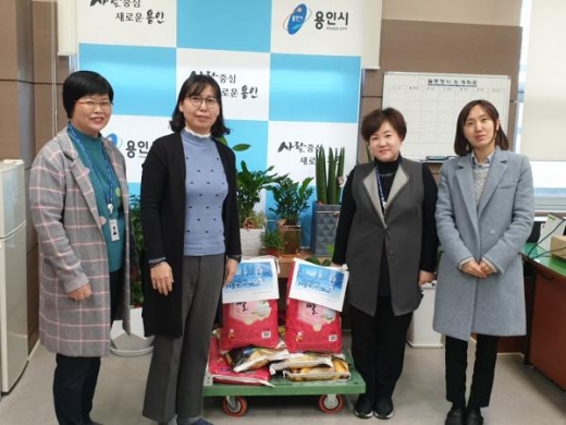 수지구청 민원봉사과 이웃돕기 쌀 기탁. / 사진제공=용인시