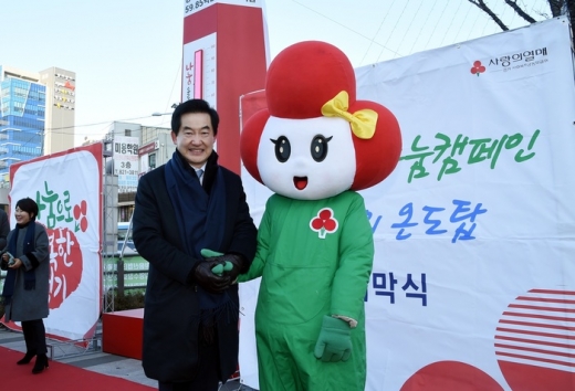 안병용 의정부시장 사랑의 온도탑 제막식 참석 마스코트와 기념촬영 모습. / 사진제공=의정부시