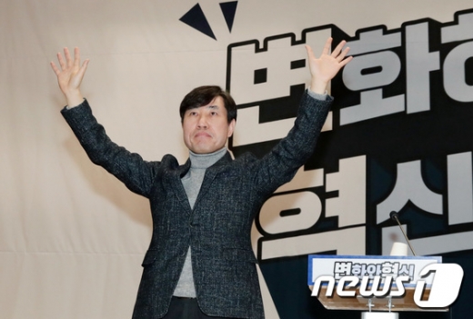 하태경 '변혁' 창당위원장이 지난 8일 서울 여의도 국회 의원회관에서 열린 '변화와 혁신' 중앙당 발기인대회에서 손을 들어 인사하고 있다. /사진=뉴스1