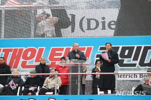발언하는 전광훈 목사, 이재오 자유한국당 상임고문. /사진=뉴시스  