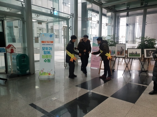 수원시가 공직자에게 부정청탁금지법 설명이 담긴 홍보물을 나눠주고 있다. / 사진제공=수원시