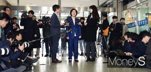 [머니S포토] 추미애 후보자, 준비단 '첫 출근'