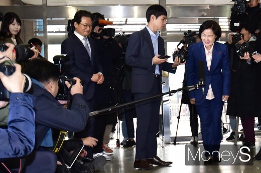 [머니S포토] 추미애 후보자, '환한 미소' 첫 출근