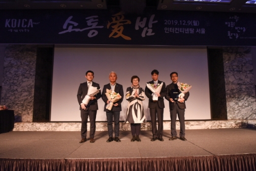 코이카가 9일 서울 강남구 인터컨티넨탈 서울 코엑스에서 국제개발협력사업에 참여하는 파트너와 1년간의 성과를 결산하고 개선방향은 모색하기 위해 개최한‘2019 코이카 소통애(愛) 밤’ 행사에서 우수 파트너 감사상을 수여받은 김석준 경찰청 경감, 김원철 전문가(전 범CM건축사사무소), 김재한 한국공항공사 차장, 변재길 영산대학교 교수와 이미경 코이카 이사장(가운데)이 기념사진을 촬영하고 있다. /사진=코이카