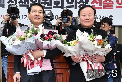 [머니S포토] 한국당 의총, 꽃다발 든 심재철·김재원