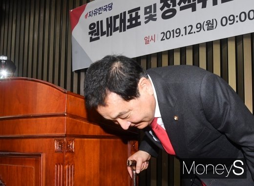 [머니S포토] 머리 숙여 인사하는 심재철
