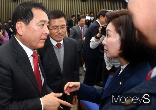 [머니S포토] 대화 나누는 심재철과 나경원