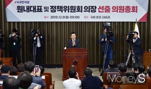 [머니S포토] 신임 원내사령탑 선출, 박수 치는 황교안