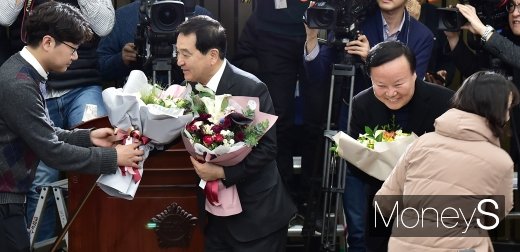 [머니S포토] 꽃다발 받는 한국당 새 원내사령탑