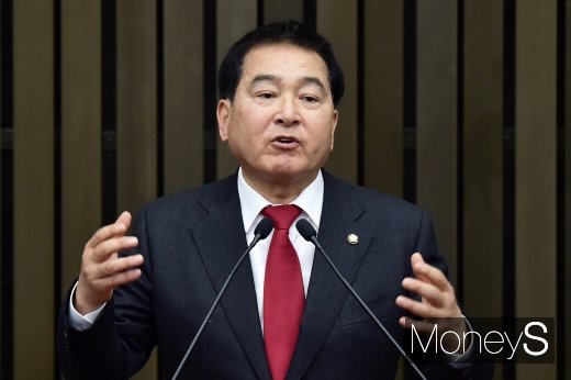 [머니S포토] 소감 전하는 심재철 신임 원내대표