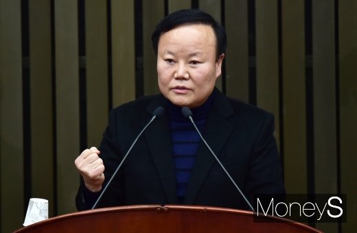 [머니S포토] 주먹 불끈 쥔 김재원 신임 정책위의장