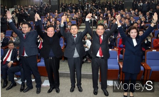 [머니S포토] 자유한국당 비주류 '심재철' 새 원내 사령탑 선출