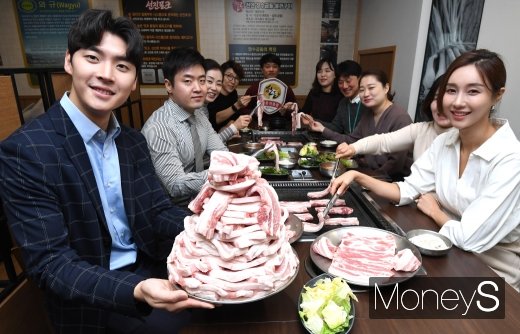 [머니S포토] 연말 회식 '한돈이 쏜다!'