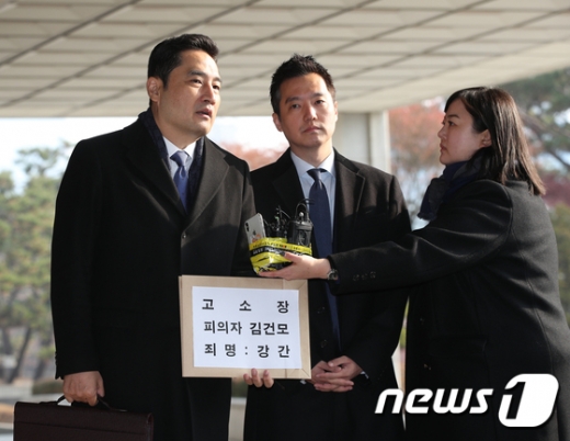 강용석 변호사(왼쪽)가 9일 가수 김건모의 성폭행 의혹 관련 고소장을 제출하기 위해 서울 서초구 서울중앙지방검찰청에 들어서며 취재진의 질의에 답하고 있다. /사진=뉴스1  