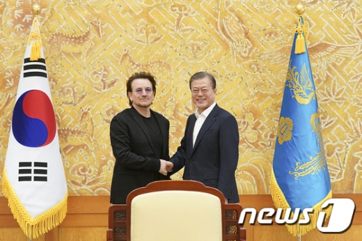 문재인 대통령(오른쪽)이 9일 청와대 접견실에서 세계적 록밴드 U2의 리드보컬 보노를 만나 악수를 나누고 있다. /사진=뉴스1