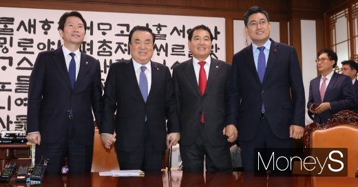 [머니S포토] 의장+여야 3당 회동에 선 심재철 원내대표