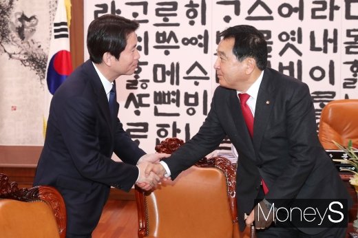 [머니S포토] 이인영 만난 심재철 한국당 원내대표