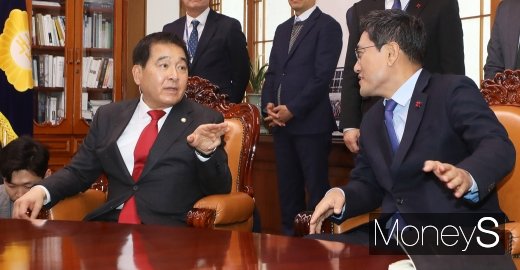 [머니S포토] 의견 나누는 심재철-오신환