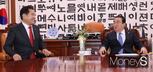 [머니S포토] 심재철 원내대표 축하하는 문희상 의장