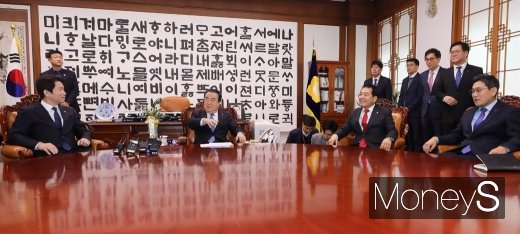 [머니S포토] 문희상 의장, 여야 3당 원내대표 회동 주재
