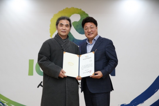 엄태준 이천시장(오른쪽)이 2019 이천도자명장 선정된 송월요 김성태씨와 기념찰영하고 있다. / 사진제공=이천시