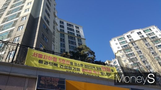 지하철 연장선 유치를 바라는 검단신도시 한 아파트단지에 걸린  현수막. /사진=김창성 기자