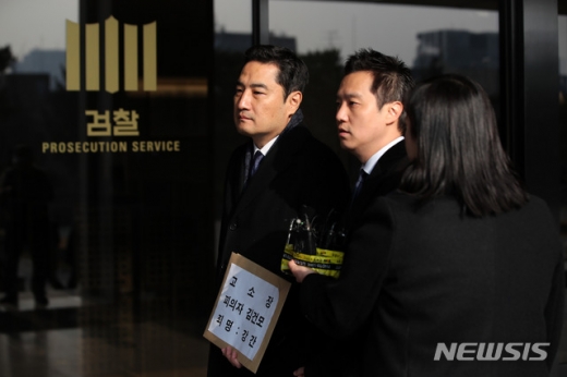 강용석(왼쪽) 김세의 기자가 9일 고발장을 제출하러 온 모습. /사진=뉴시스     