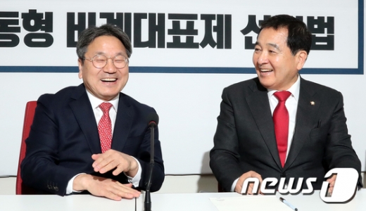 강기정 청와대 정무수석(왼쪽)이 9일 새롭게 선출된 심재철 자유한국당 원내대표를 예방해 함께 웃고 있다. /사진=뉴스1