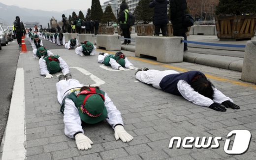 민주노총 소속 요금수납원들이 9일 오전 서울 광화문 광장 세종대로에서 집단해고 사태해결을 염원하며 오체투지를 하고 있다. 한국도로공사와 민주일반연맹은 오는 11일 교섭을 진행한다.  /사진=뉴스1