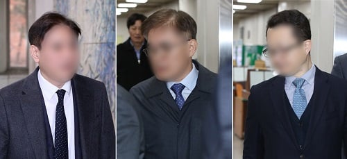 9일 오후 서울 서초구 서울중앙지방법원에서 열린 삼성바이오로직스 분식회계 증거인멸 재판 선고공판에서 백모 삼성전자 상무(왼쪽부터), 양모 삼성바이오에피스 상무, 서모 삼성전자 상무가 공판에 출석하고 있다. /사진=신웅수 뉴스1 기자