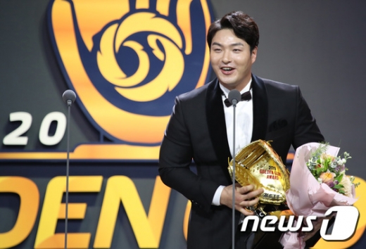 키움 박병호가 9일 오후 서울 삼성동 코엑스에서 열린 2019신한은행 MY CAR KBO골든글러브 시상식에서 1루수부문을 수상한뒤 소감을 밝히고 있다. /사진=뉴스1