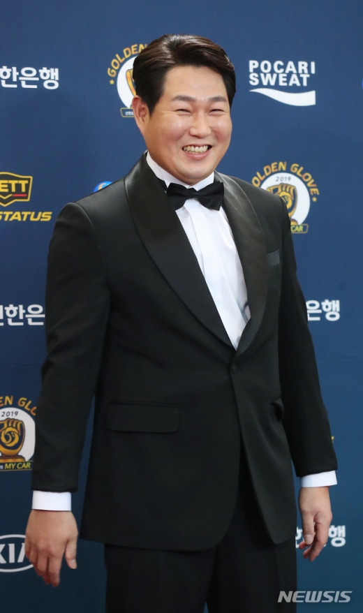 NC 양의지가 9일 서울 삼성동 코엑스에서 열린 2019 신한은행 마이 카 KBO 골든글러브 시상식에 앞서 포즈를 취하고 있다. /사진=뉴시스