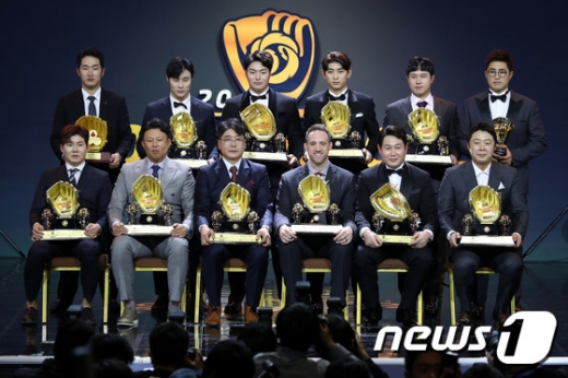 9일 오후 서울 삼성동 코엑스에서 열린 2019신한은행 MY CAR KBO골든글러브 시상식에서 수상자들이 기념촬영을 하고 있다. /사진=뉴스1