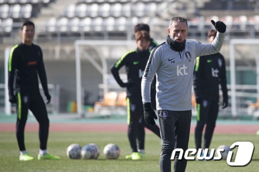 파울루 벤투 한국 축구 국가대표팀 감독(오른쪽)이 지난 8일 울산종합운동장에서 2019 동아시안컵에 대비한 훈련을 지도하고 있다. /사진=뉴스1