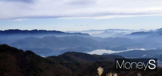 계족산성에서 바라본 대청호와 산들. /사진=박성기 여행 칼럼니스트