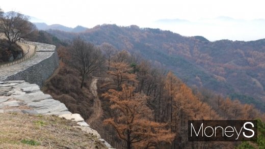 서문에서 바라본 계족산성 성곽. /사진=박성기 여행 칼럼니스트