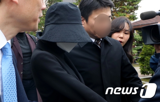 해외에서 마약을 투약 및 밀반입을 시도한 혐의로 기소된 홍정욱 전 한나라당 의원의 딸 홍모양이 지난달 12일 열린 결심공판에 참석하고 있다. /사진=뉴스1