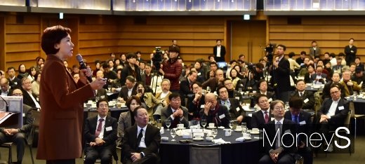 [머니S포토] CEO 초청 간담회서 강연하는 유은혜 부총리