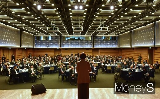 [머니S포토] 강연자로 나선 유은혜 부총리