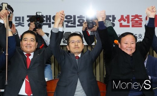 심재철 신임 자유한국당 원내대표, 황교안 한국당 대표, 김재원 신임 정책위의장(왼쪽부터)이 지난 9일 서울 여의도 국회에서 열린 의원총회에서 심 원내대표와 김 정책위의장의 당선이 확정되자 함께 손을 맞잡아 들어보이고 있다. /사진=임한별 기자