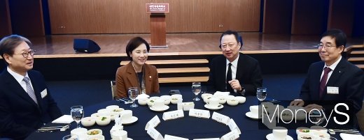 [머니S포토] 담소 나누는 유은혜 부총리와 재계인사