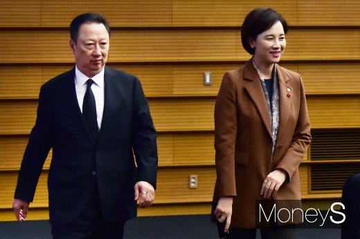 [머니S포토] 조찬 간담회 참석한 유은혜-박용만