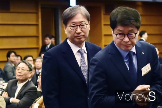 [머니S포토] 유은혜 부총리 조찬 간담회 참석한 윤부근 부회장