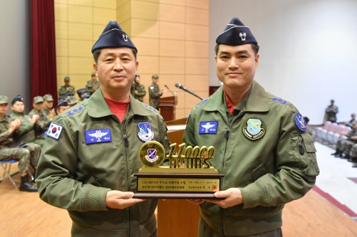 ▲9 일 공중전투사령관 신옥철 소장(왼쪽)이 189비행교육대대장 이금천 중령에게 기념패를 수여하고 있다./사진=공군 제1전투비행단