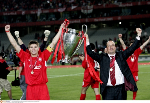 리버풀을 이끌고 UEFA 챔피언스리그 우승을 차지했으나 끝내 EPL 우승을 이루진 못했던 라파엘 베니테즈 감독(오른쪽)과 스티븐 제라드. /사진=로이터