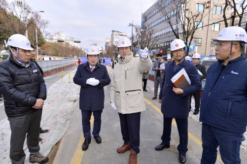▲이용섭 광주광역시장이 9일 오후 남구 대남대로 도시철도 2호선 건설 4공구 현장을 찾아 공사 관계자들을 격려하고 공사현장을 살펴보고 있다./사진=광주광역시